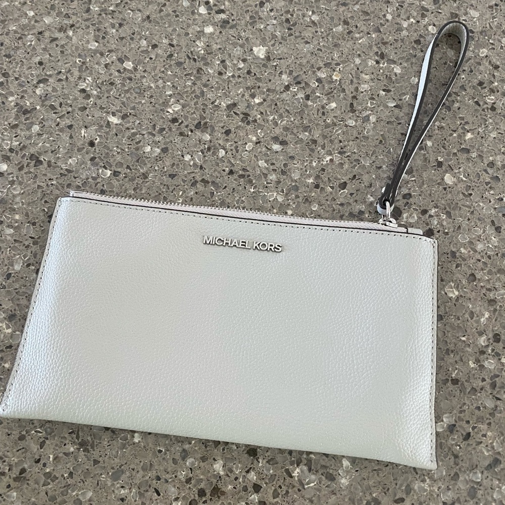 Michael kors clutch. Great condition.